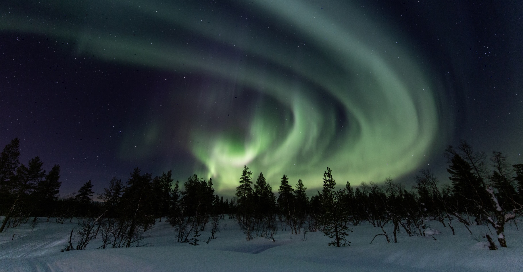 Le week-end dernier, un étrange phénomène lumineux s’est invité à la fête des aurores boréales dans le ciel des États-Unis. Ici, une photo d’aurore en Finlande, pour illustration. © CoreAshx, Adobe Stock