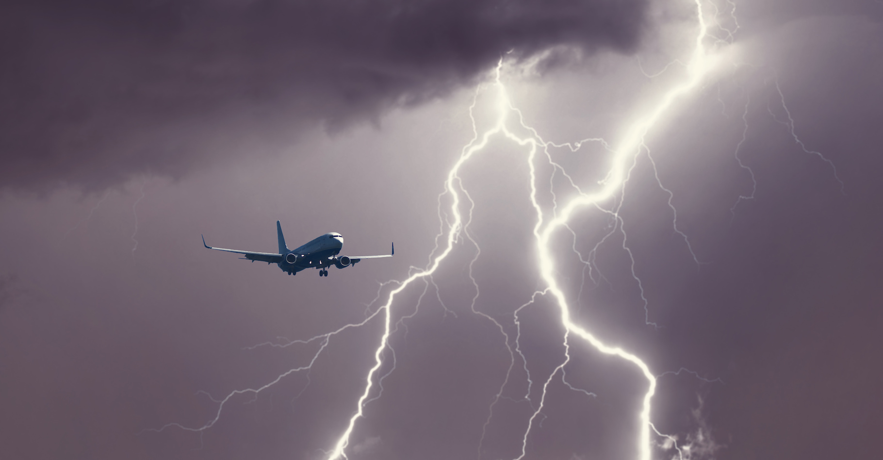 Des chercheurs de l’université d’Orléans estiment que des « éclairs noirs », comprenez, des flashs de rayons gamma, pourraient toucher les passagers des avions en vol. © flowertiare, Adobe Stock