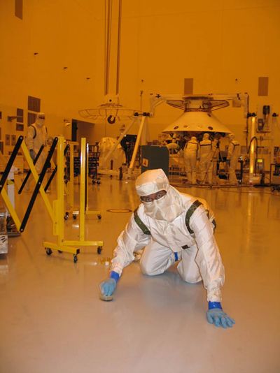 Un chercheur de la NASA à la chasse aux bactéries dans un bâtiment d'assemblage réputé stérile. Crédit NASA.