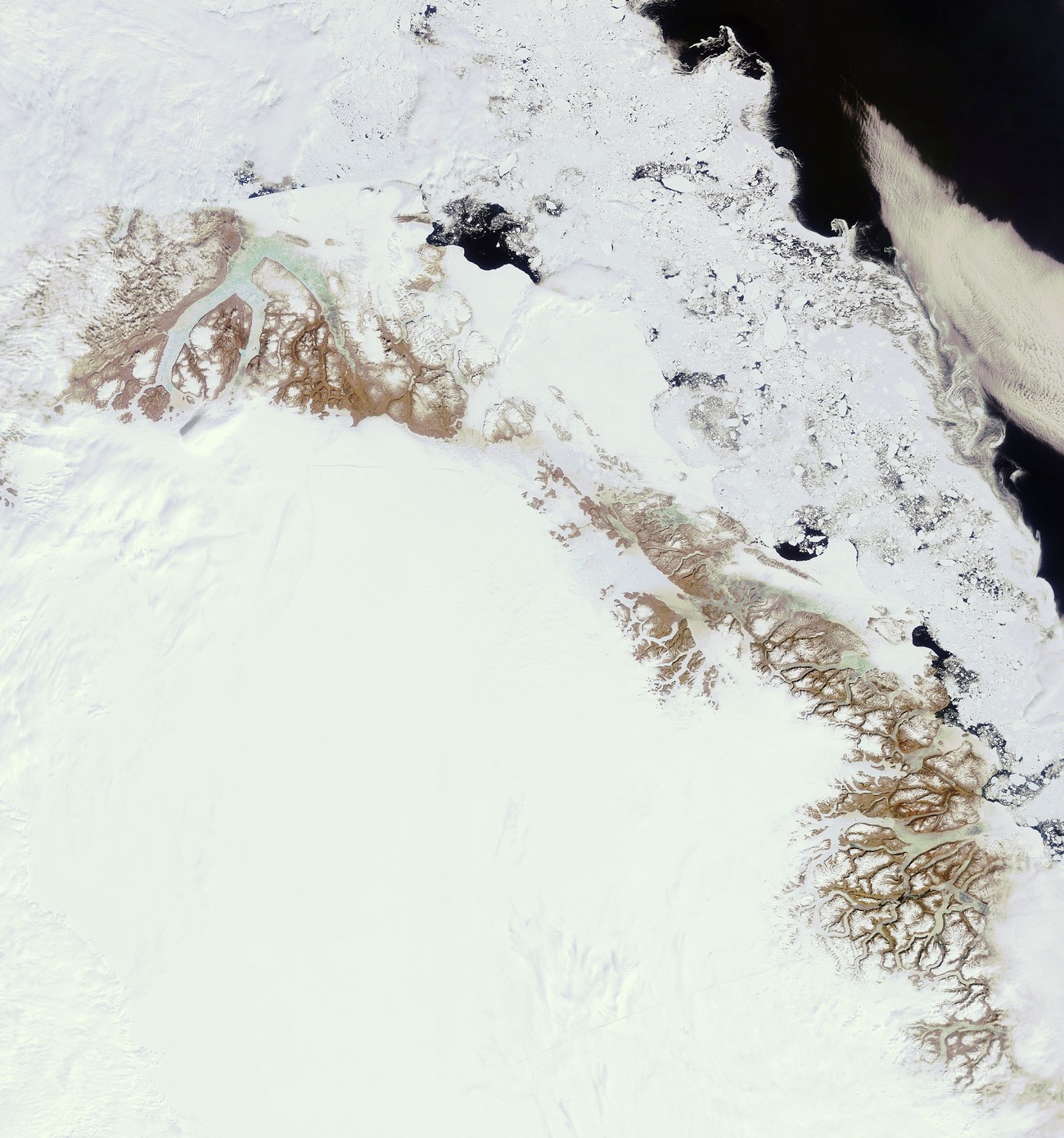 Cette image de la calotte glaciaire nord a été prise le 23 juin par la caméra Meris (Medium Resolution Imaging Spectrometer) du satellite Envisat avec une résolution de 300 mètres. © Esa  


