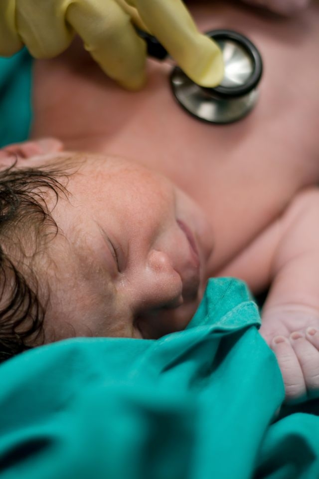 Les bébés, qui ont un système immunitaire fragile,&nbsp;succombent plus facilement aux pneumonies que les adultes. © michaeljung, shutterstock.com