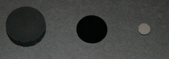 A droite le carbone vitreux, à gauche un étalon standard d'absorption et au centre le "corps noir" record du RPI. Crédit : Rensselaer Polytechnic Institute
