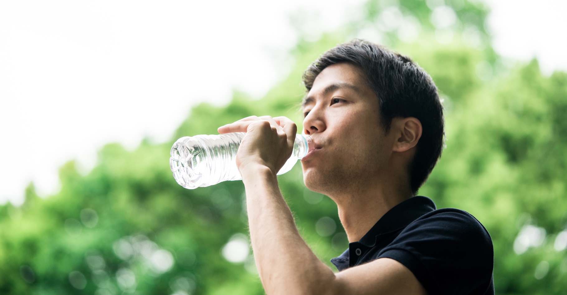 Selon les chercheurs, ce geste simple de boire de l’eau depuis une bouteille en plastique devrait être à bannir si nous espérons limiter l’exposition de nos cerveaux aux microplastiques. © BSD, Adobe Stock