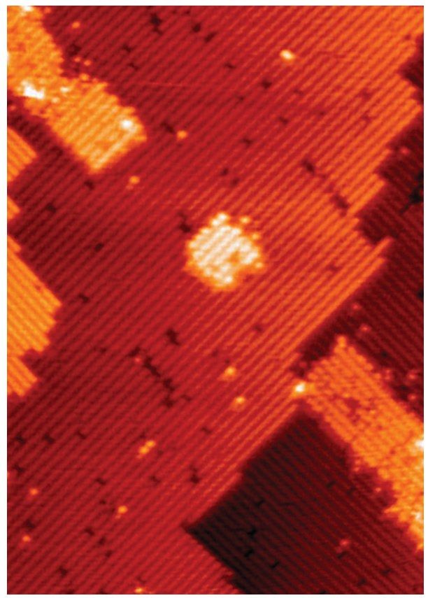 Au centre de cette image se trouve la boîte quantique observée au microscope et qui se comporte comme un transistor. Crédit : UNSW Sydney