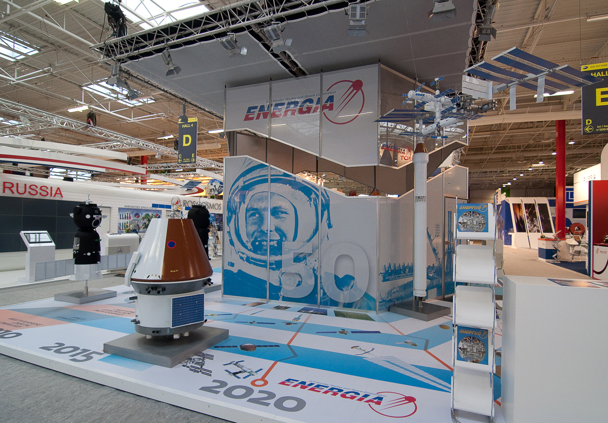 Le stand de RKK Energia au Salon du Bourget sur lequel était présenté le possible successeur de la capsule Soyouz. © Remy Decourt