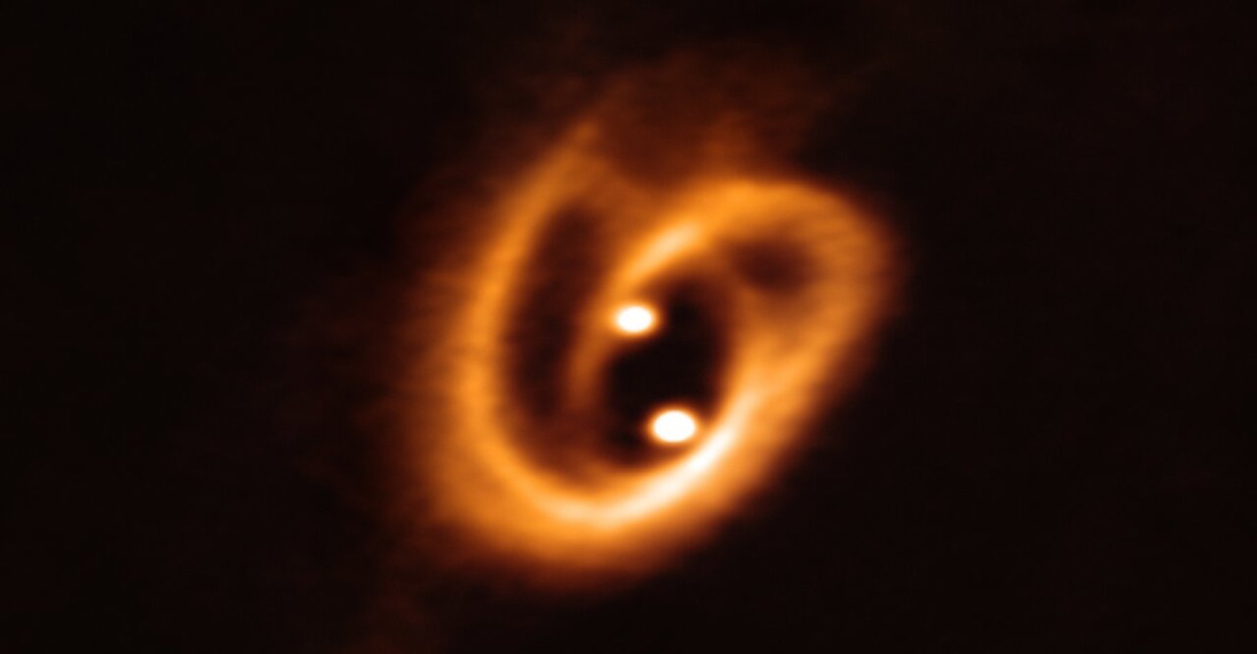 Sur cette image, l’énorme bretzel cosmique formé par les jeunes étoiles en formation alimentées par des gaz et des poussières. © ESO