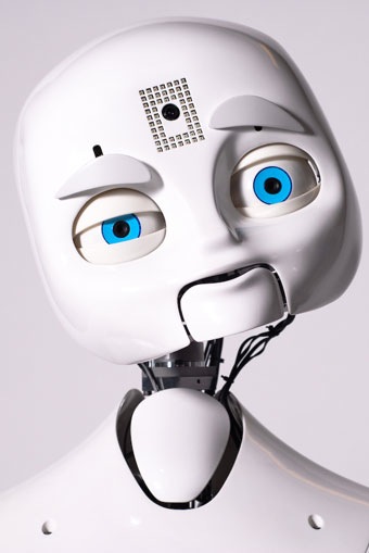 Nexi, le robot du Medialab, au MIT, analyse le comportement de l'humain qu'il a en face de lui et modifie en conséquence l'expression de son visage de plastique. © Medialab