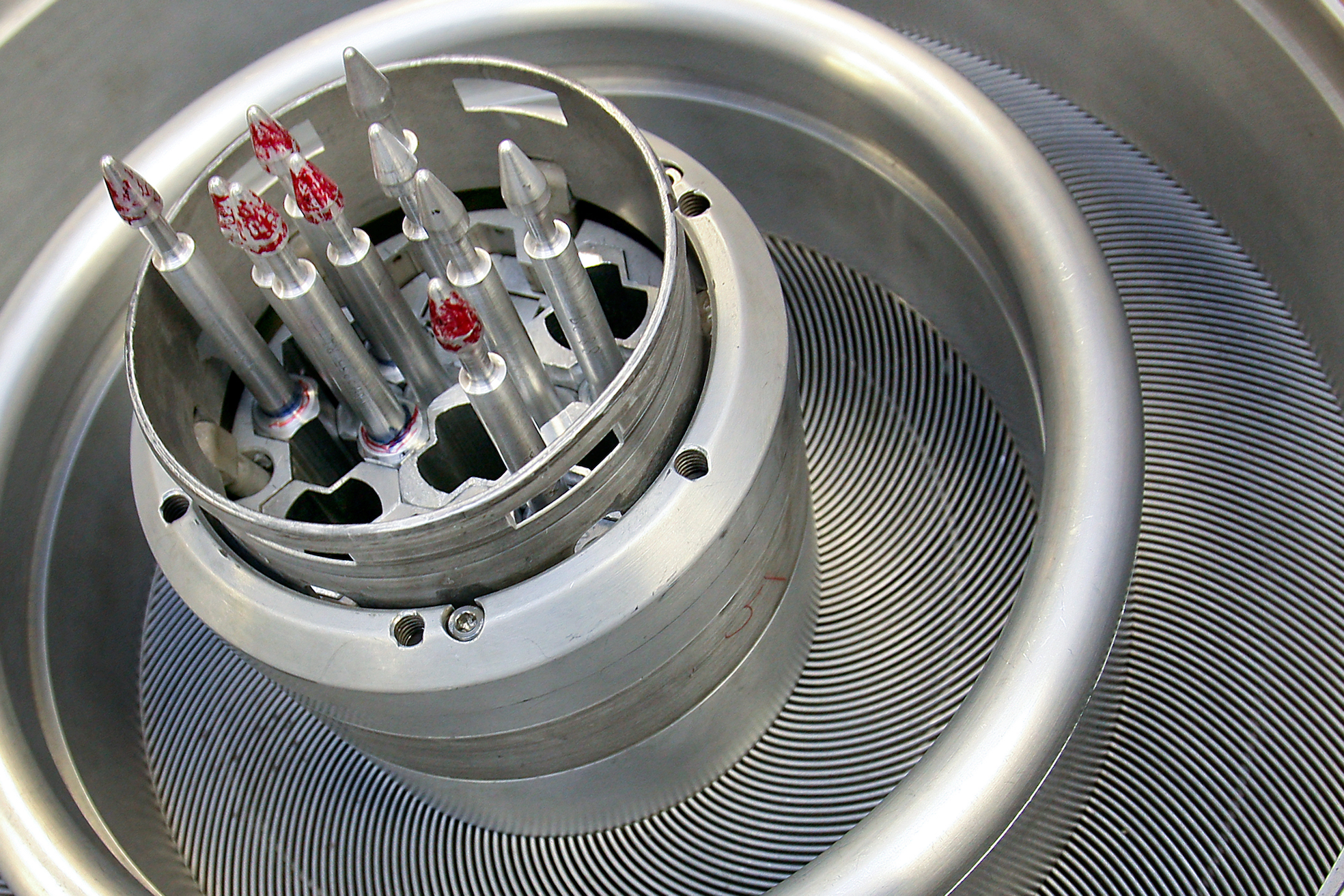 C’est dans ce piège de flux du réacteur à haut flux isotopique du Oak Ridge National Laboratory (États-Unis) que des cibles sont irradiées pour produire des isotopes comme le californium 252. © Oak Ridge National Laboratory, Flickr, CC by-nc-nd 2.0