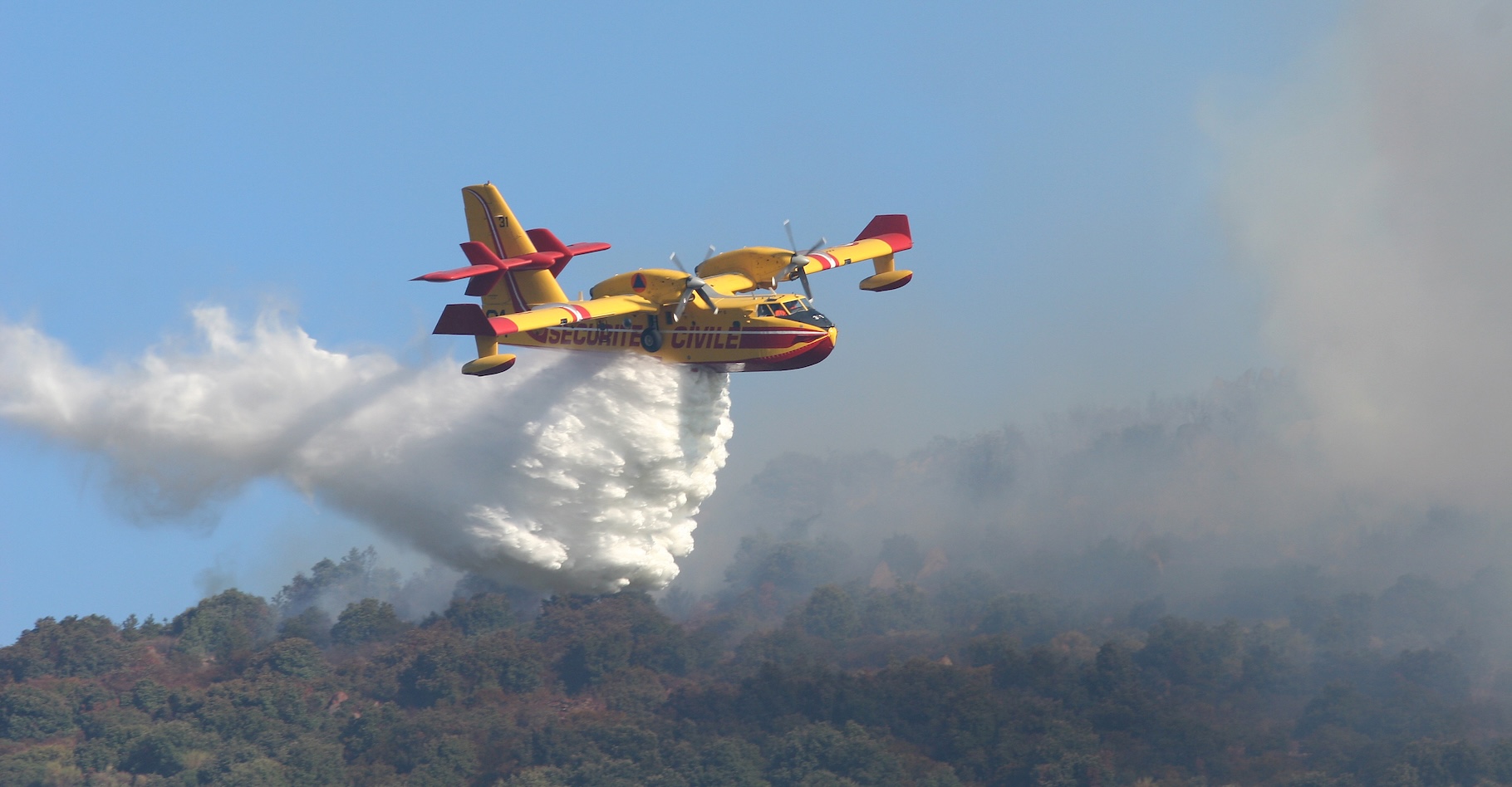 À Marseille, les canadairs sont de sorties pour tenter de maîtriser un feu qui s’est déclaré en fin de matinée et qui se propage à grande vitesse. © jean marie jardinier, Adobe Stock