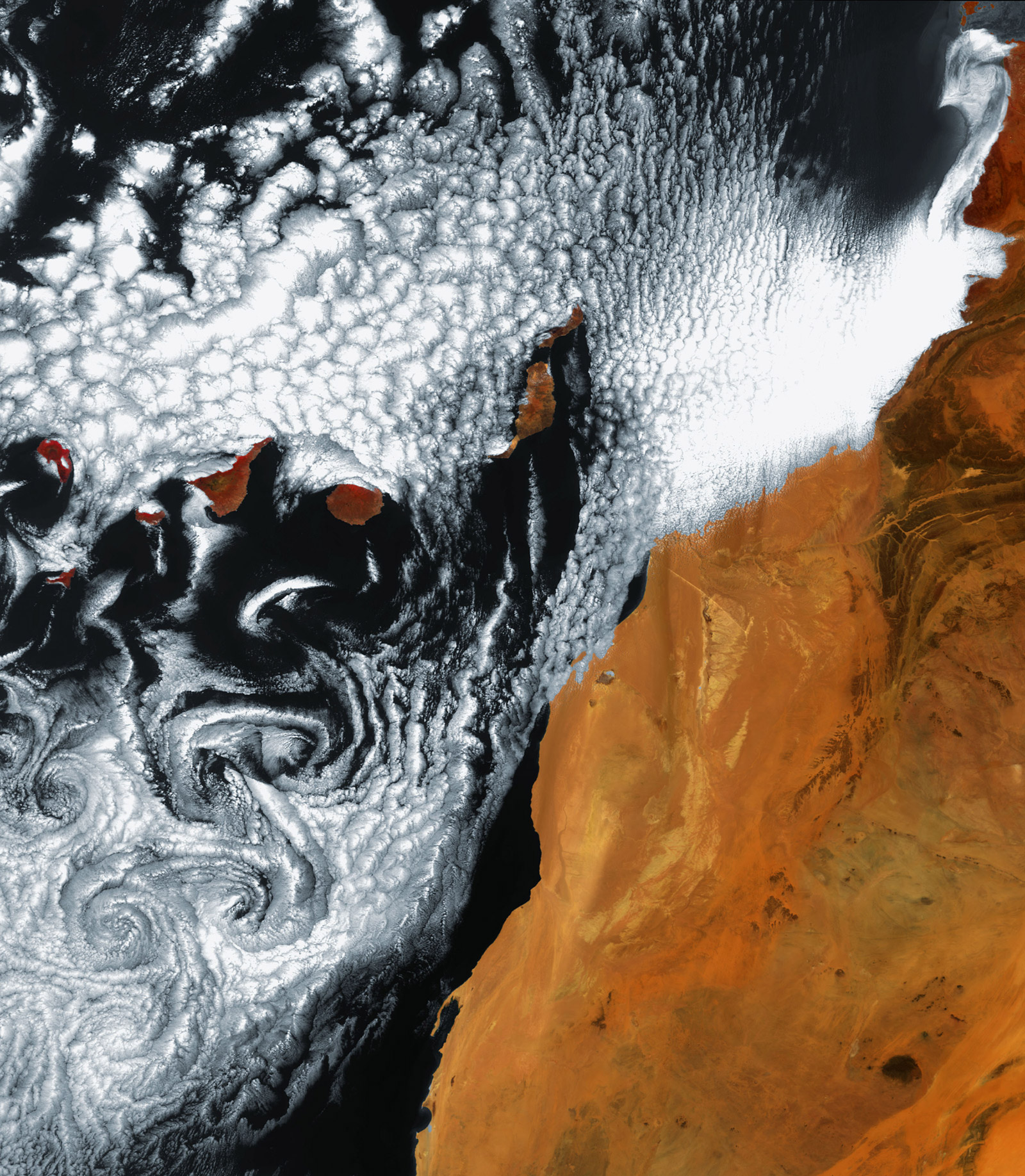 Cette image en fausses couleurs a été prise avec une résolution de 300 mètres par Envisat le 6 juin 2010. Elle montre une formation nuageuse créée par des vortex de Von Karman.

Crédit Esa