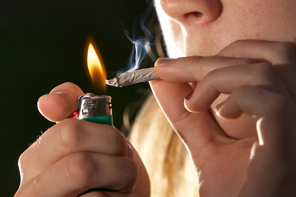 Le buzz du mois : le cannabis n’a rien d’une drogue douce. Il&nbsp;est d'autant plus délétère et risqué lorsqu'on commence&nbsp;à le consommer jeune. © Cagrimett, Flickr, cc by sa 2.0