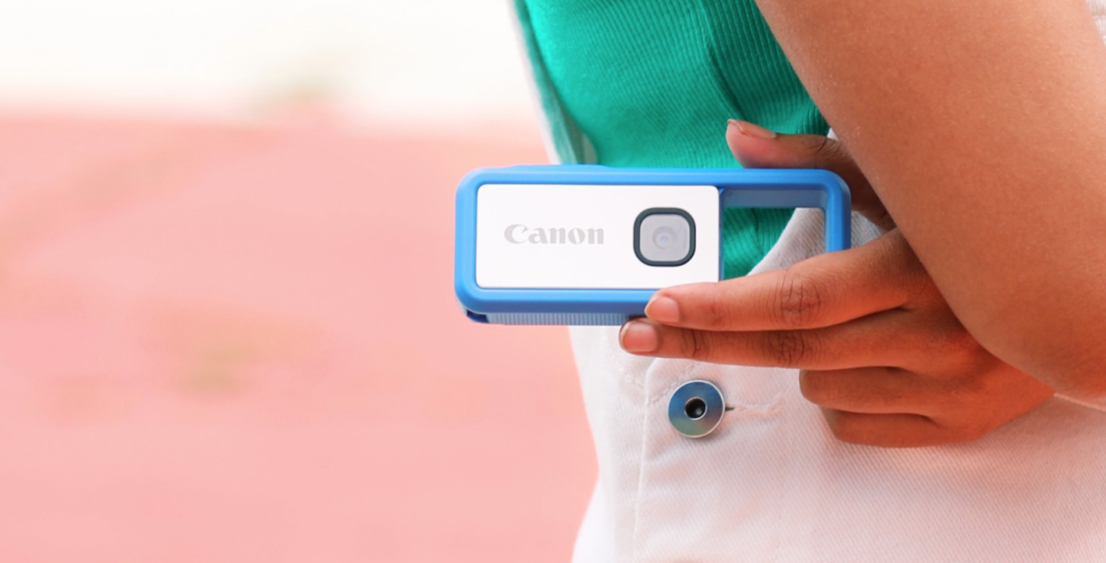 Les images ne sont pas stockées dans l'appareil mais envoyées dans le smartphone qu'on peut garder au fond de son sac ou de sa poche. © Canon