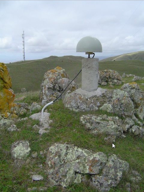 Exemple d’un capteur GPS géodésique utilisé par les réseaux de surveillance testés aux États-Unis. © University of California Berkeley Seismological Lab