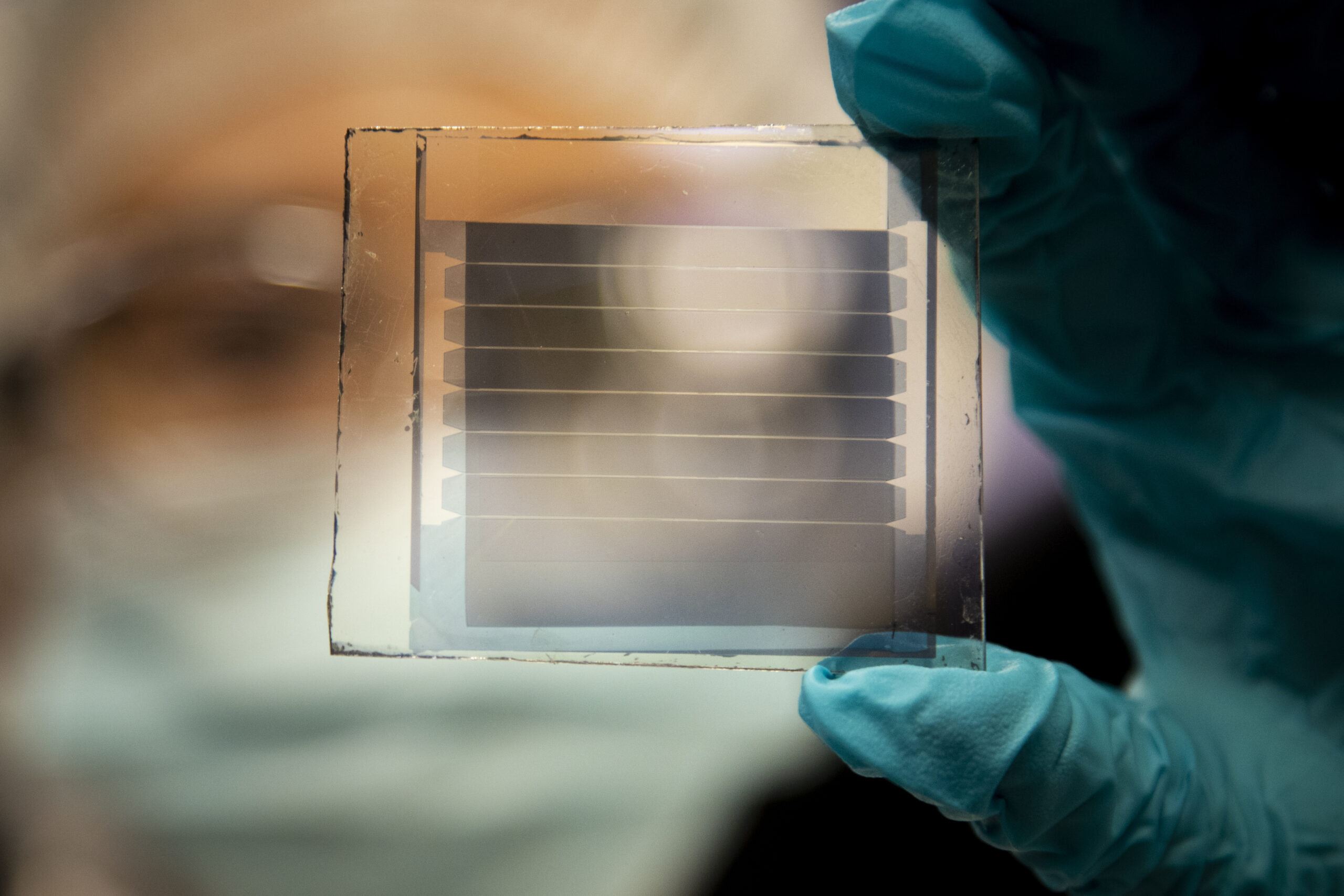Pour fabriquer des fenêtres capables de produire de l’énergie, il faut concevoir des cellules photovoltaïques transparentes et qui durent dans le temps. Des chercheurs semblent être sur une piste intéressante. © Robert Coelius, Michigan Engineering