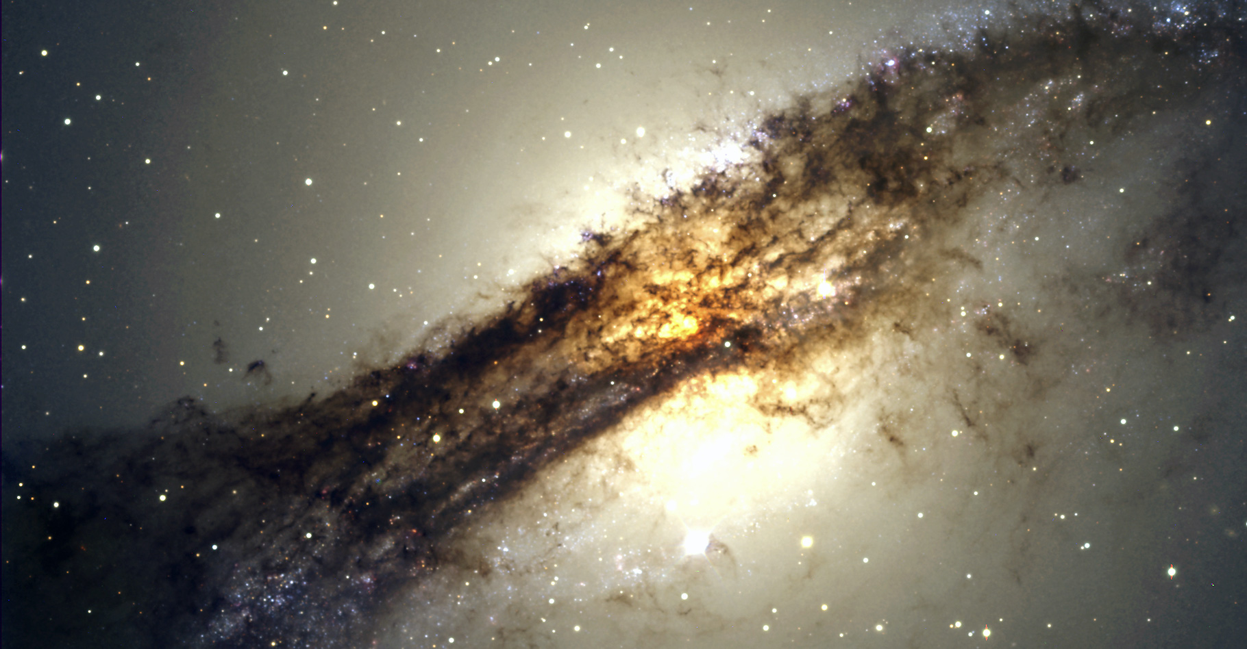La galaxie Centaurus A (NGC 5128) est un objet intéressant à étudier pour les astronomes à différentes longueurs d’onde. © ESO