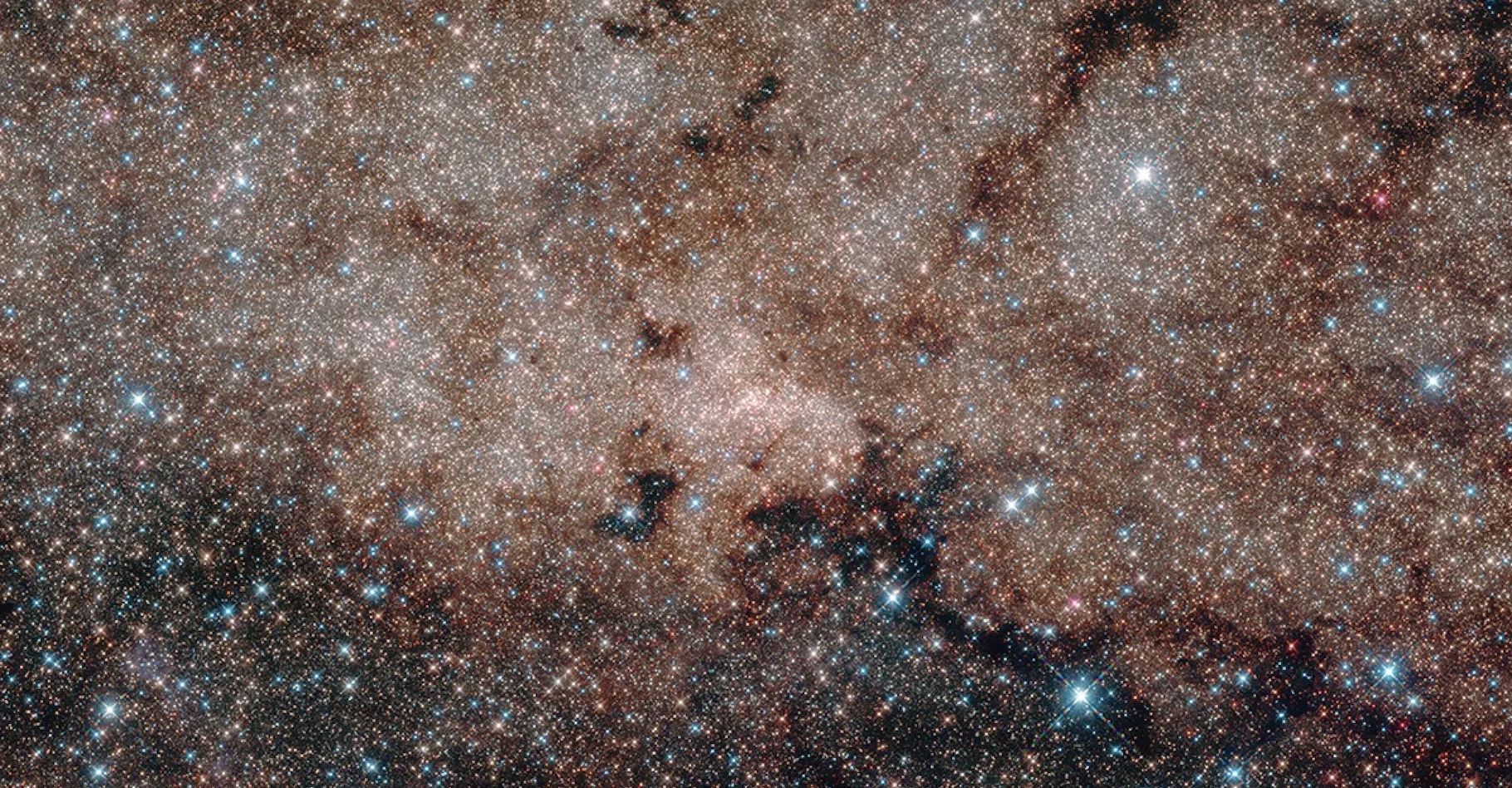 Le centre de la Voie lactée – ici, vu par le télescope spatial Hubble – est le théâtre de processus physiques extrêmes, affirment des chercheurs après y avoir remonté la piste de rayonnements gamma de très haute énergie. © Nasa, ESA, and Hubble Heritage Team (STScI/AURA, Acknowledgment : T. Do, A.Ghez (UCLA), V. Bajaj (STScI))