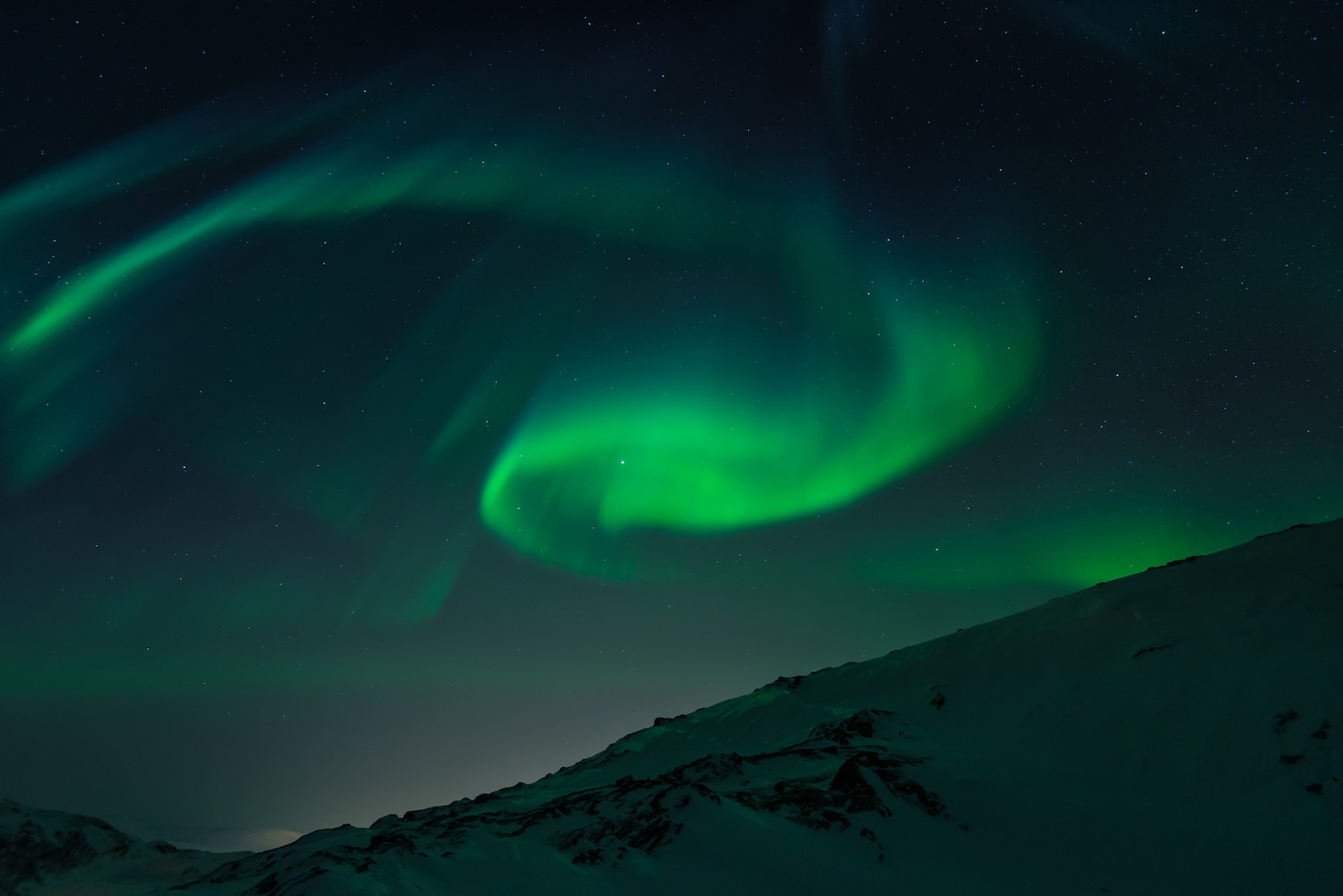 Les aurores boréales sont le résultat d’interactions entre des particules chargées issues du Soleil et le champ magnétique terrestre. © Marcelo Quinan, Flickr, CC by 2.0