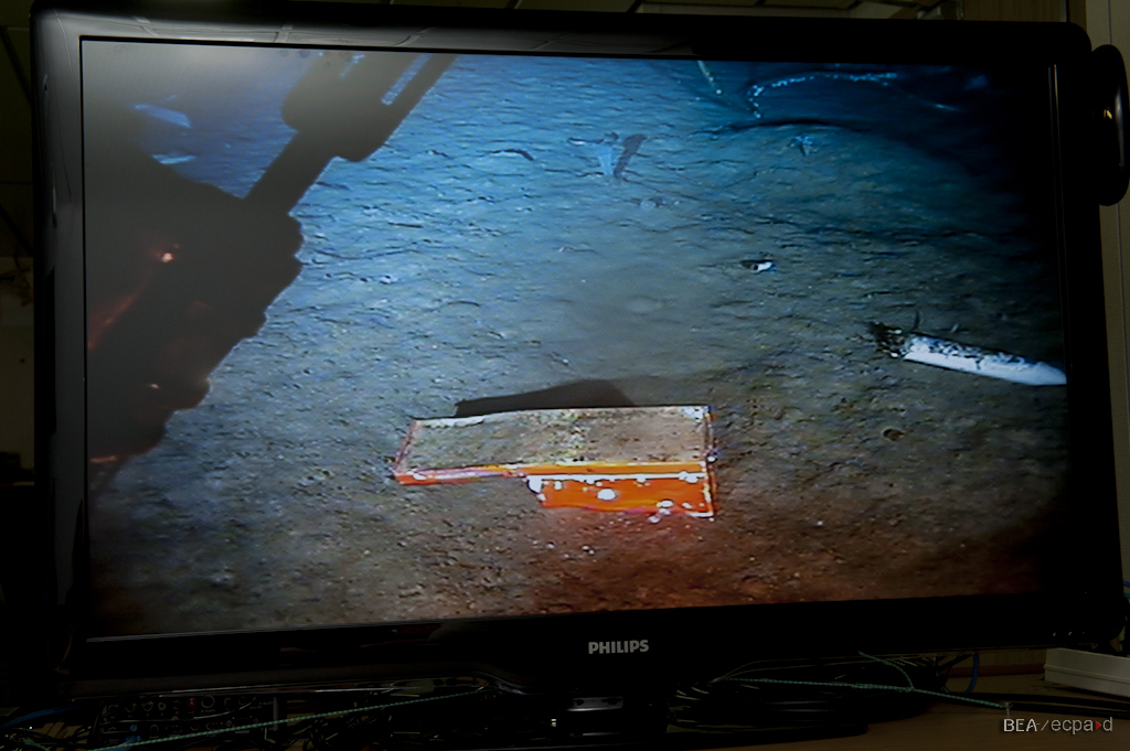 Le châssis du FDR photographié sur le site de l'épave, par 3.900 mètres de fond. L'enregistreur lui-même, plus petit et cylindrique, est à l'origine fixé sur la partie plane, visible ici à gauche. © BEA