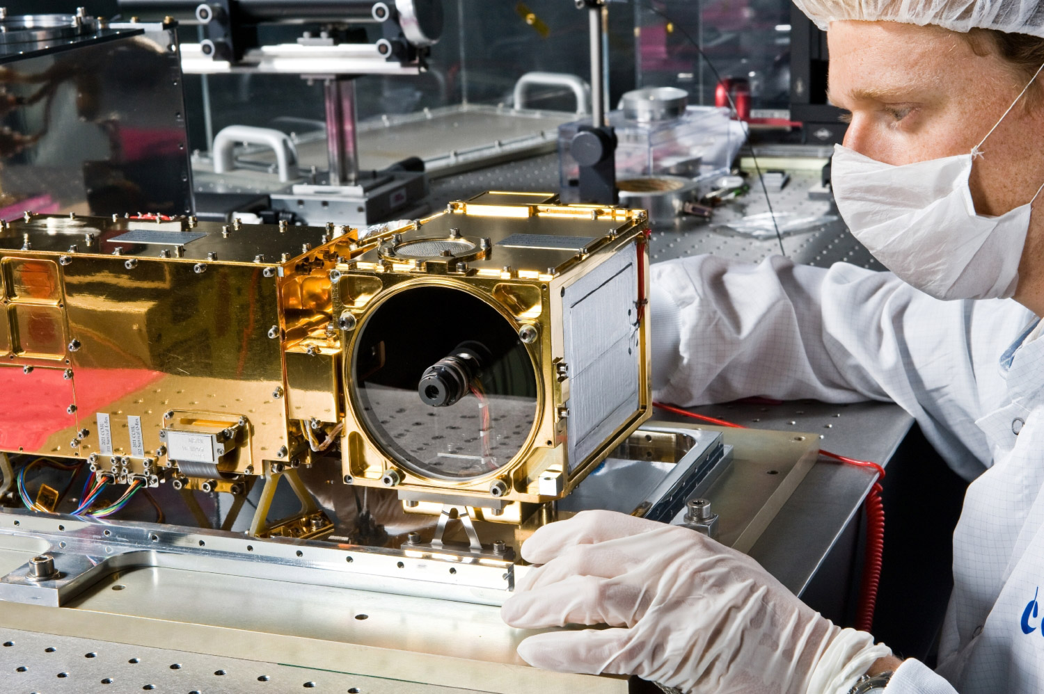 L'instrument ChemCam de Curiosity, au Centre spatial de Toulouse en 2008 (à l'époque le lancement était prévu en 2009). © Cnes/Girard Sébastien, 2008 													 												 											 											 										 									