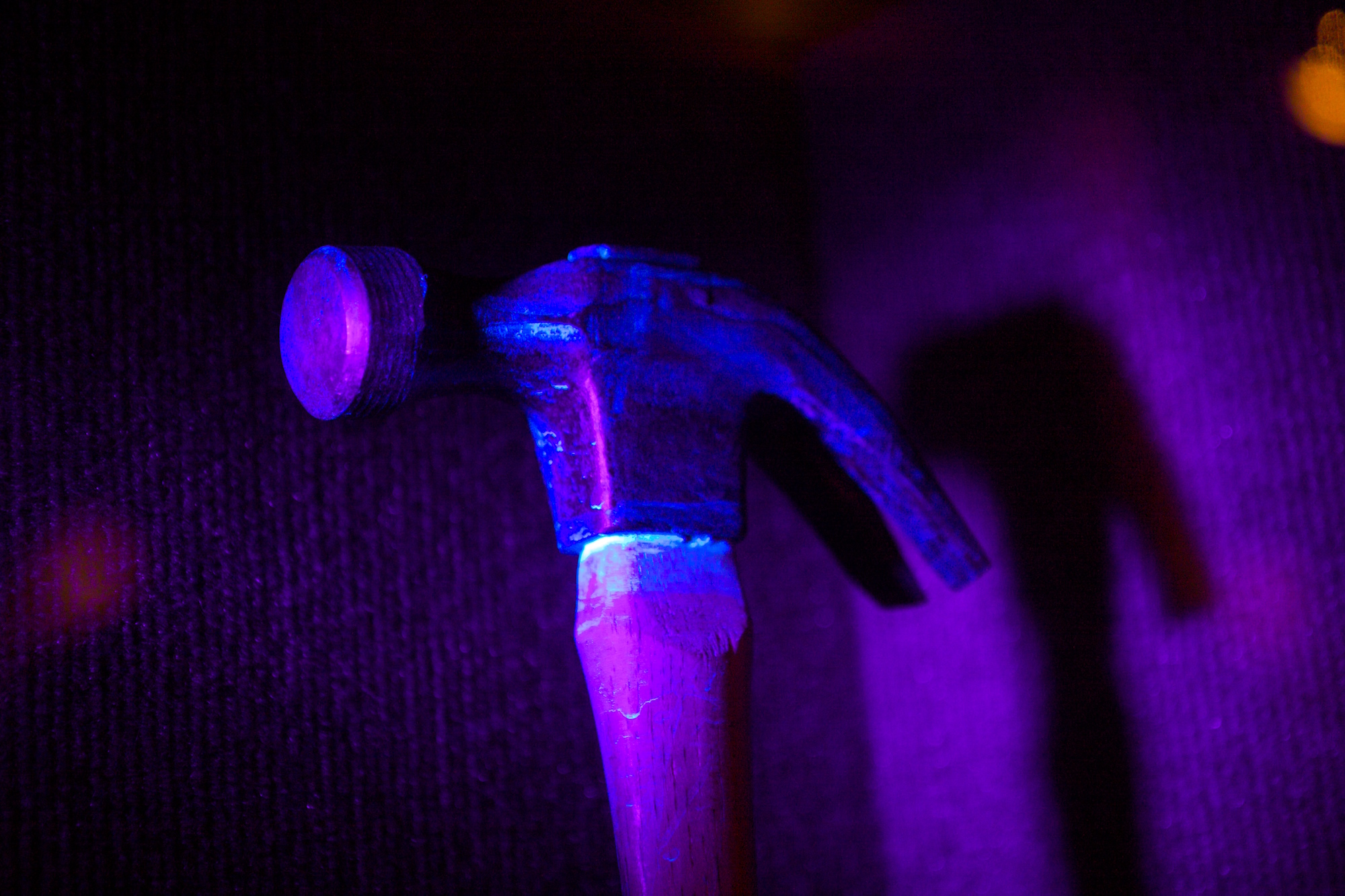 Grâce à sa chimiluminescence, le luminol révèle des traces de sang sur ce marteau. © Marcin Wichary, Flickr, CC by 2.0