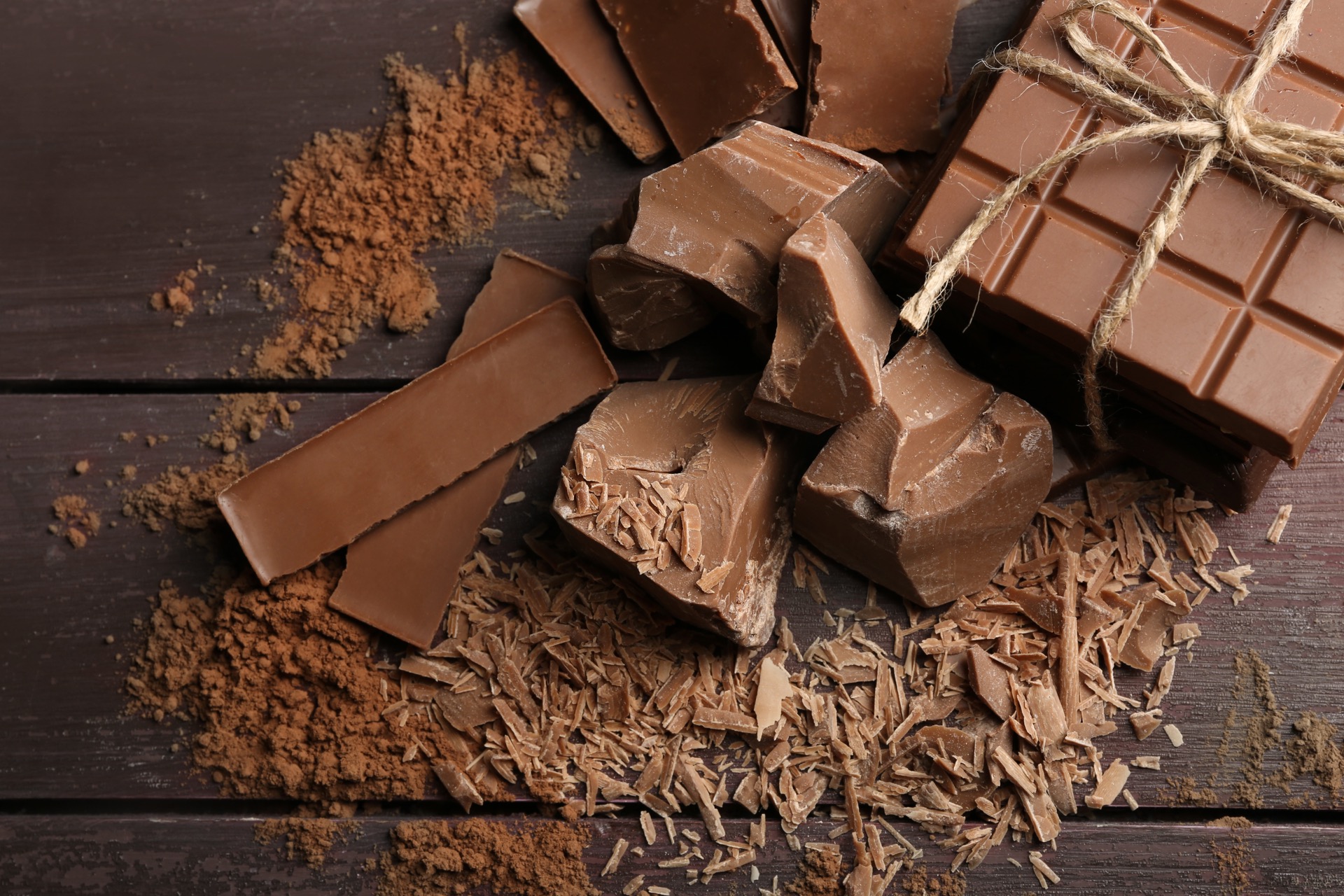 Des chercheurs ont imaginé un chocolat au lait plus riche en nutriments grâce aux déchets alimentaires et notamment ceux de l'arachide. © Africa Studio, Adobe Stock