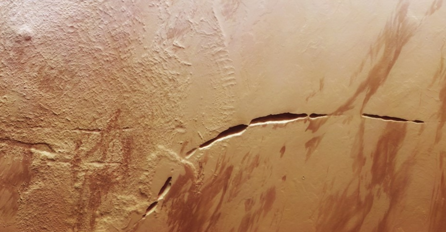 Aganippe Fossa est une cicatrice de 600 kilomètres de long sur le flanc d’Arsia Mons, et Mars Express vient d’en renvoyer une image d’une précision étonnante. © ESA, DLR, FU Berlin, CC by-SA 3,0 IGO