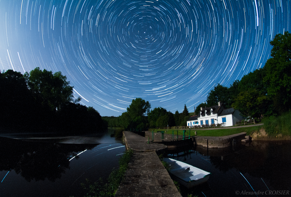 La Terre tourne, en voilà une très belle preuve avec cette rotation d'étoiles réalisée depuis une écluse sur l'Aulne. © A. Croisier
