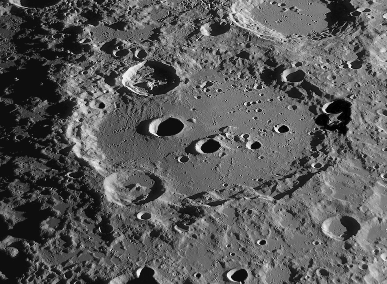 Aussi spectaculaire que si vous l'observiez du hublot d'un vaisseau en orbite lunaire, le cratère Clavius révèle ici toute sa majesté. Crédit Christian Arsidi
