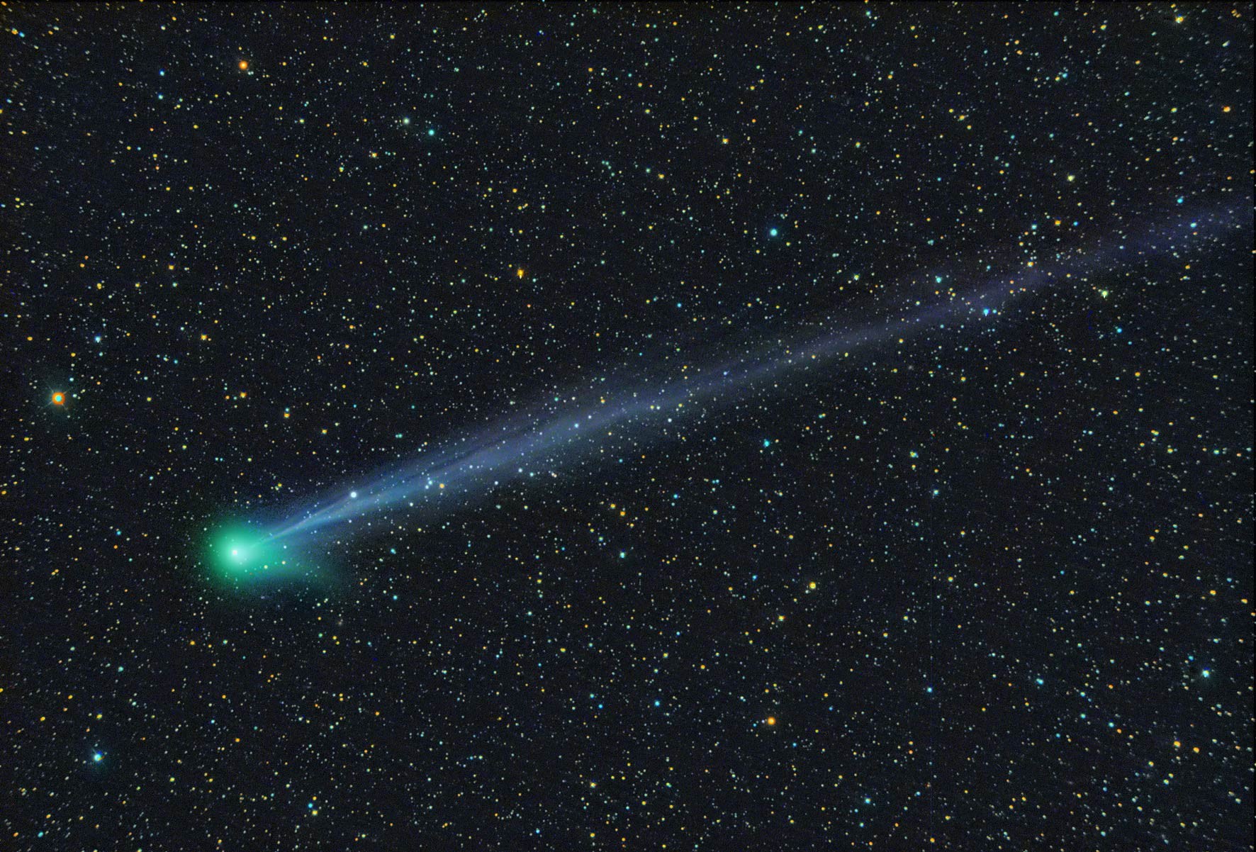 Cette superbe image de la comète C/2009 R1 McNaught a été prise le 10 juin 2010. Dégazages intempestifs du noyau et effets du vent solaire modifient l'aspect de sa longue queue d'heure en heure. Crédit M. Jäger
