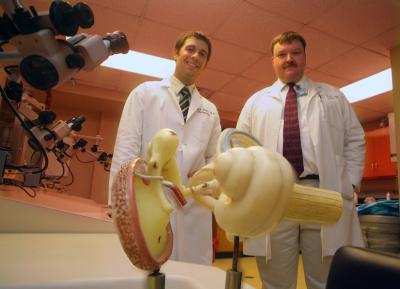 Kenneth Iverson et Brian McKinnon, deux des chercheurs ayant participé à l'amélioration de l'implant cochléaire. © Phil Jones / Medical College of Georgia