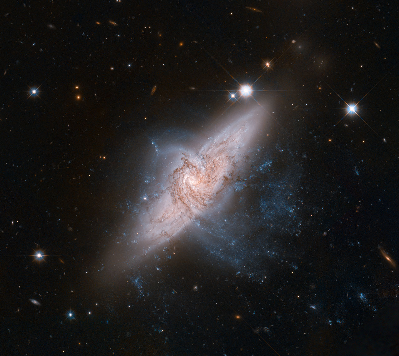 NGC 3314, une fausse collision galactique vue par le télescope Hubble. © Nasa/Esa/The&nbsp;Hubble Heritage (STScI/Aura)-Esa/Hubble Collaboration/W. Keel (University of Alabama)