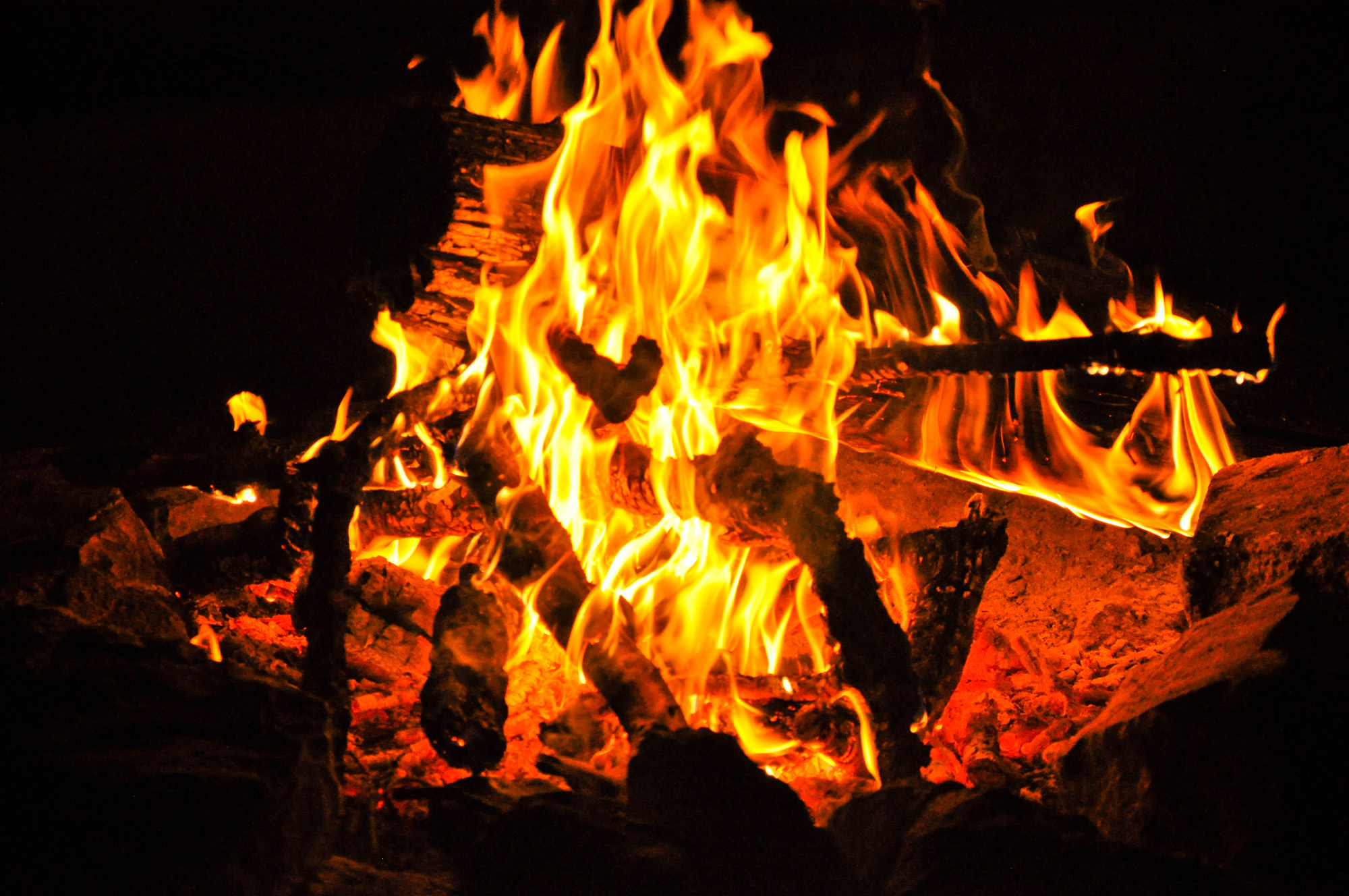 Lorsque la combustion du bois n’est pas efficace, il peut y avoir émission de composés organiques volatils (COV). © MatHelium, Flickr, CC by-nc-nd 2.0
