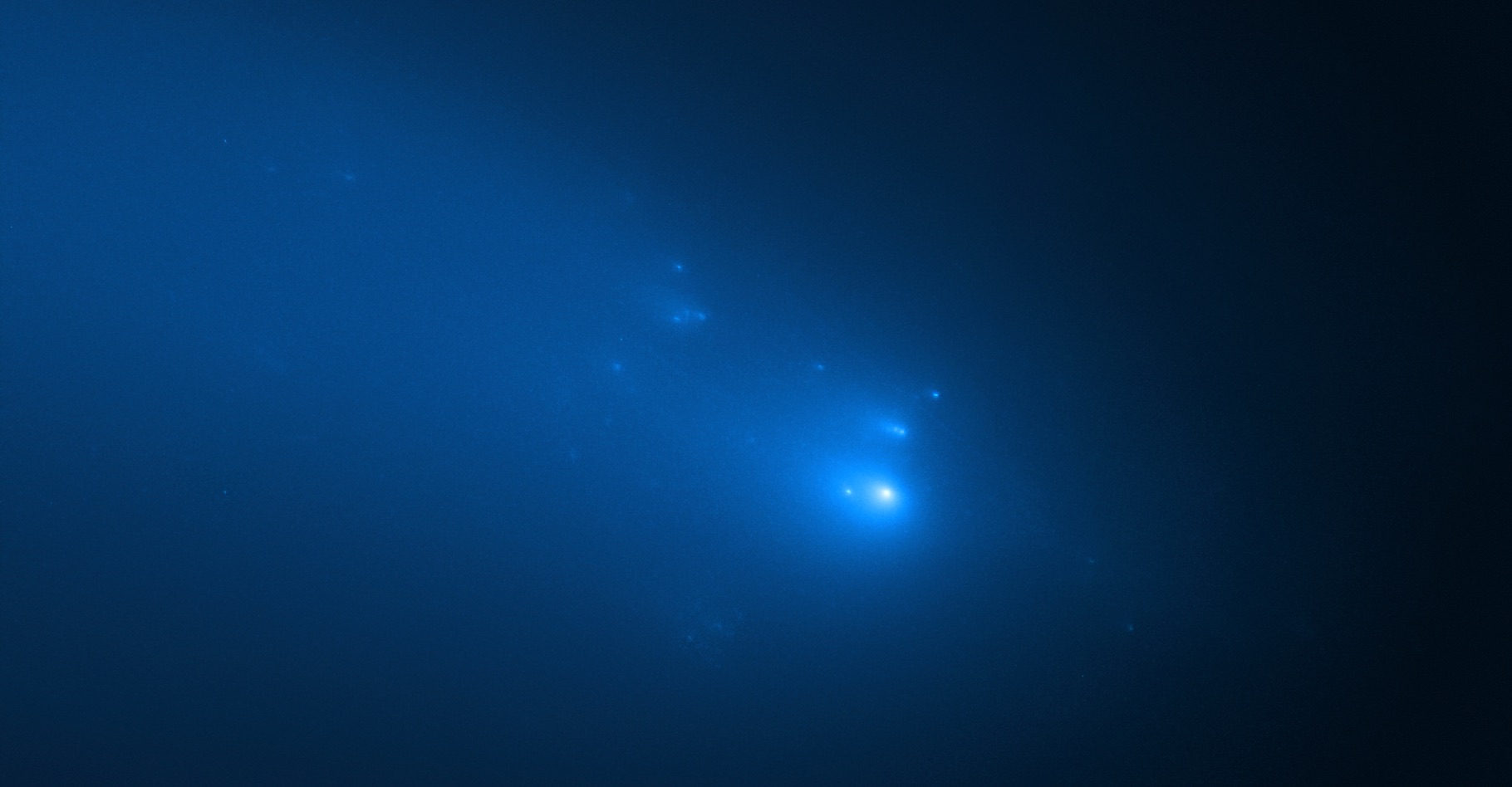 Le télescope spatial Hubble offre aux astronomes les images les plus nettes à ce jour de la fragmentation de la comète Atlas. © Nasa, ESA, D. Jewitt (UCLA), Q. Ye (University of Maryland)