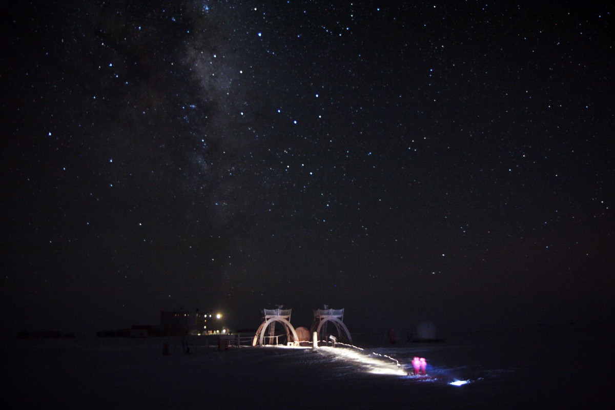 La longue nuit polaire permet aux astronomes en hivernage à la station Concordia d'y réaliser des observations sous un ciel d'une très grande qualité. © Esa, Ipev, PNRA