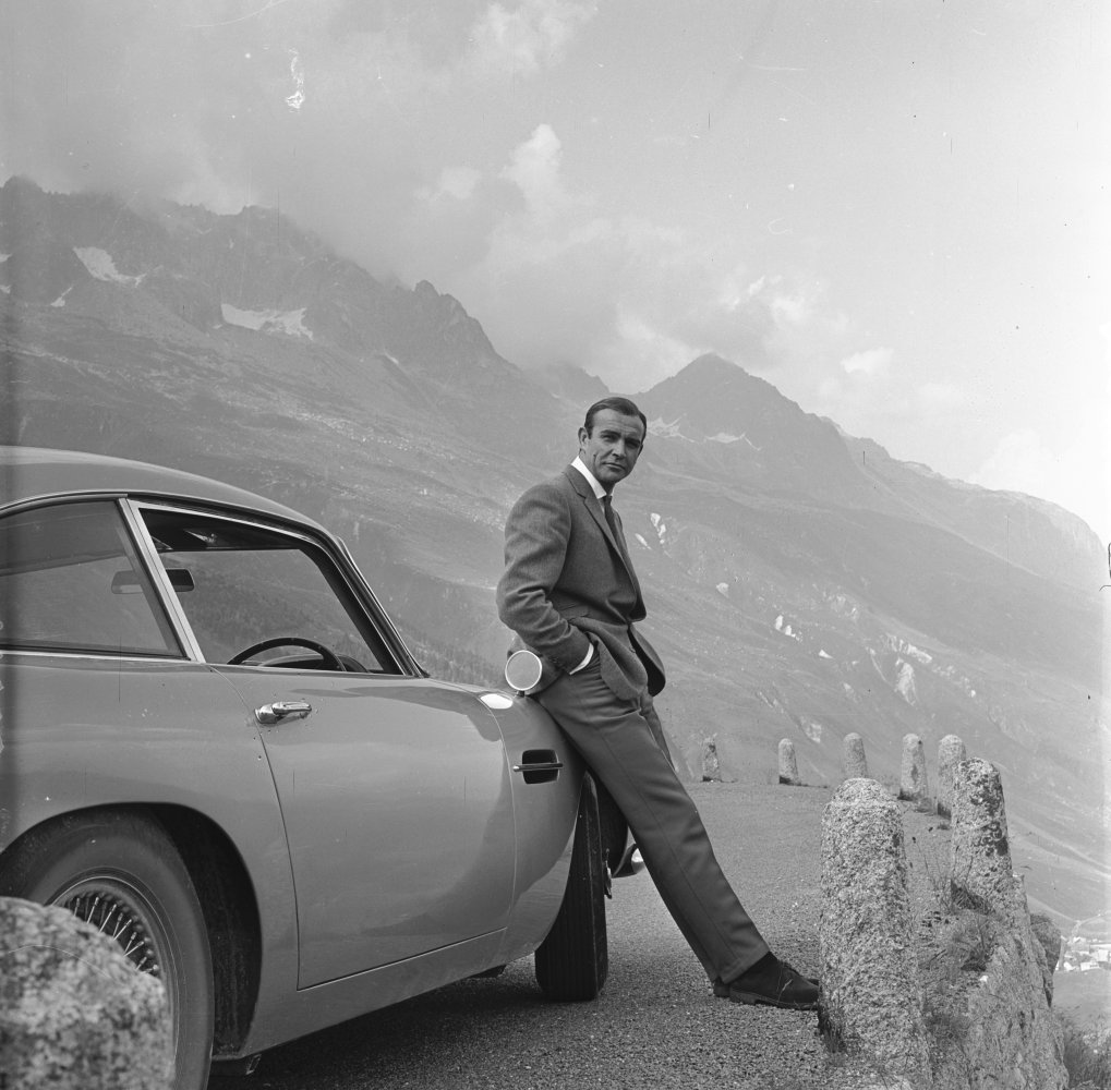 La célèbre Aston Martin DB5 de James Bond (interprété ici par Sean Connery), dans Goldfinger. © 1964 Danjaq, LLC and United Artists Corporation. All rights reserved.
