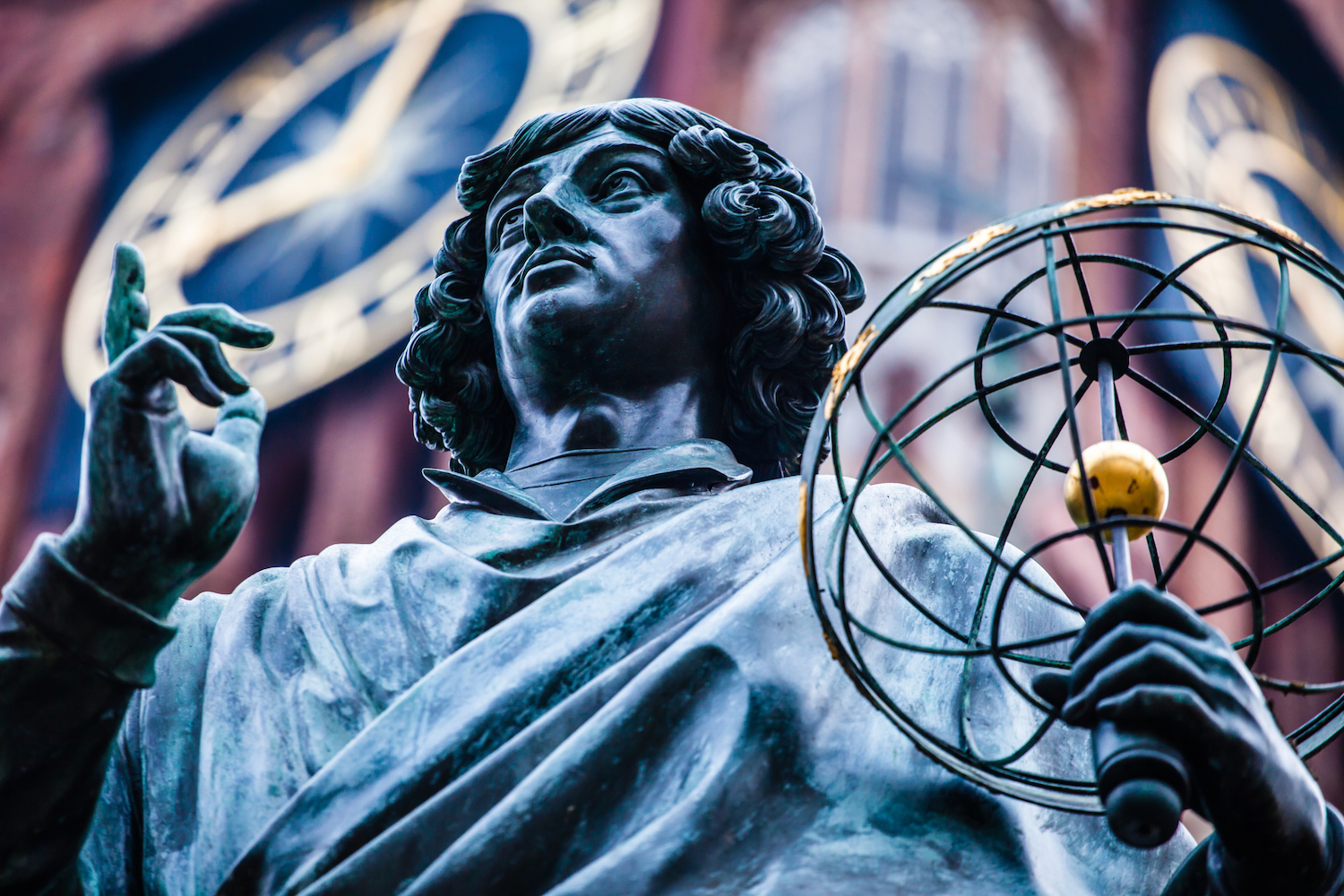Le copernicium tire son nom de l’astronome Nicolas Copernic, père de la théorie héliocentrique. © Curioso, Shutterstock 