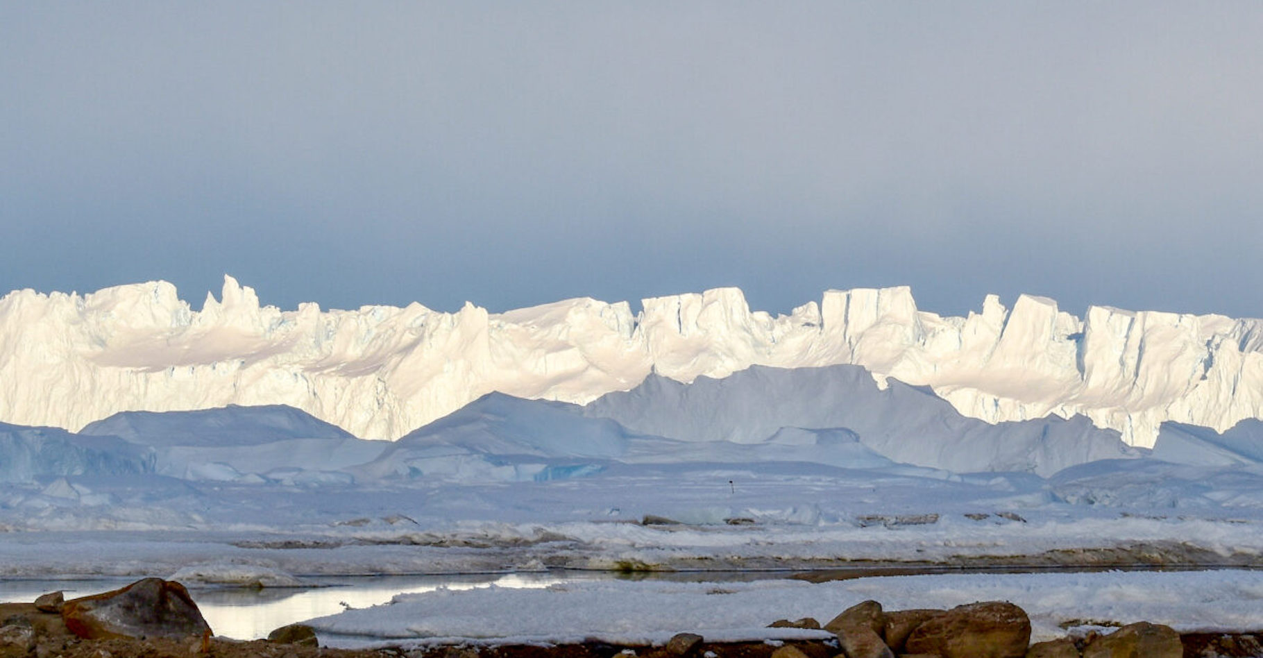 Ici, la calotte glaciaire de l’Antarctique oriental rencontre la mer. C’est dans ce genre de région que des chercheurs de l’université du Texas (États-Unis) viennent de découvrir un lac sous-glaciaire qui pourrait leur fournir de précieuses informations sur l’histoire de l’Antarctique. © Shuai Yan, Université du Texas, Jackson School of Geosciences