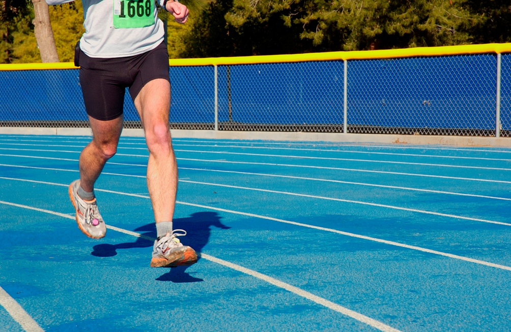 Quitte à courir sur de grandes distances, autant choisir les épreuves les plus longues : en courant moins vite, on se préserve davantage de la fatigue musculaire. © Byronwmoore, StockFreeImages.com