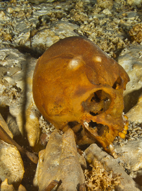 Les explorateurs furent choqués à la vue, dans l'eau transparente, des orbites noires et des dents très bien conservées du crâne fossile de l'une des premières Amérindiennes du continent. © Roberto Chavez Arce