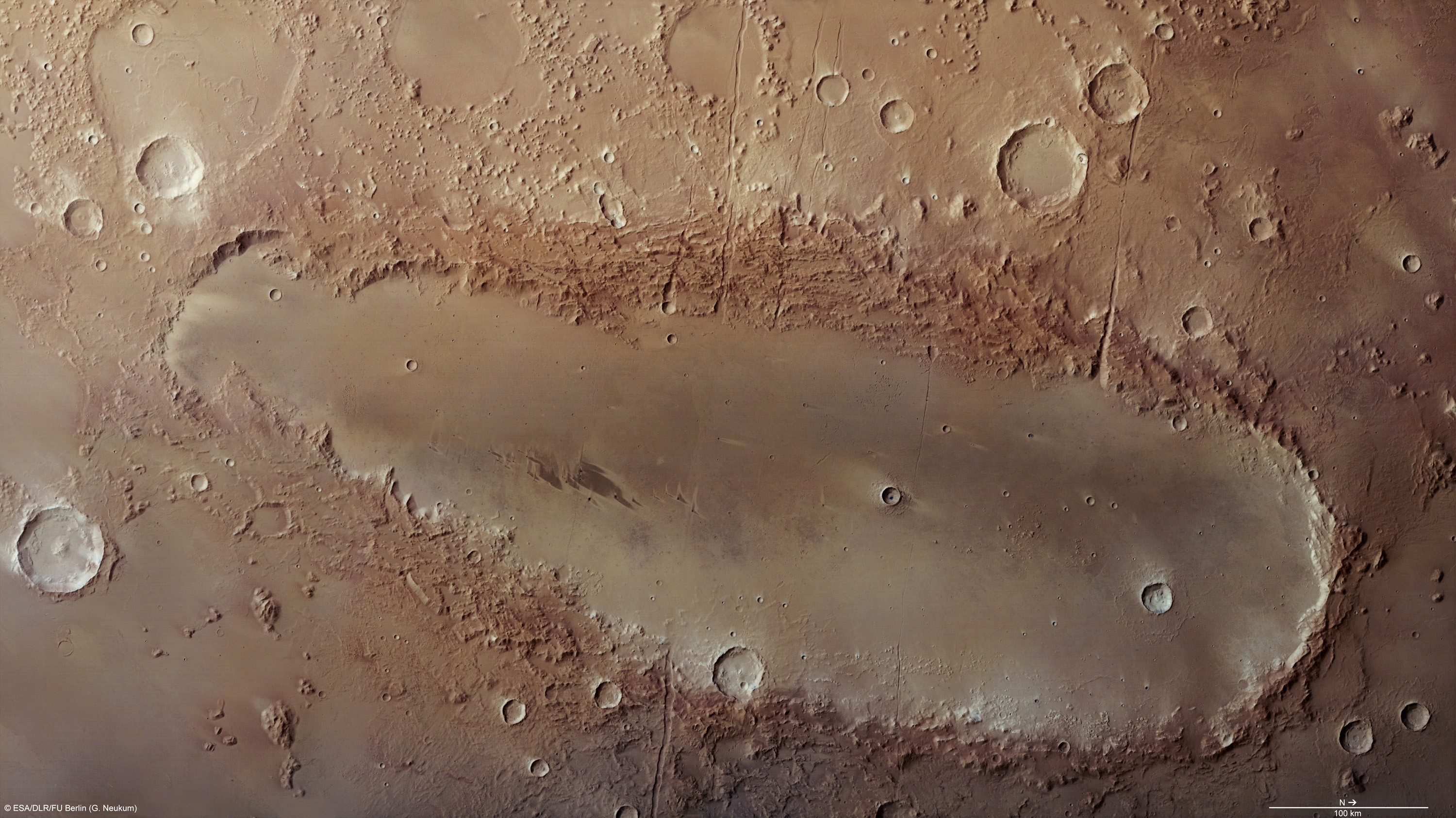 Orcus Patera, une étrange formation martienne allongée photographiée par la sonde européenne&nbsp;Mars Express, intrigue toujours les astronomes. Crédit Esa/DLR/FU Berlin (G. Neukum)