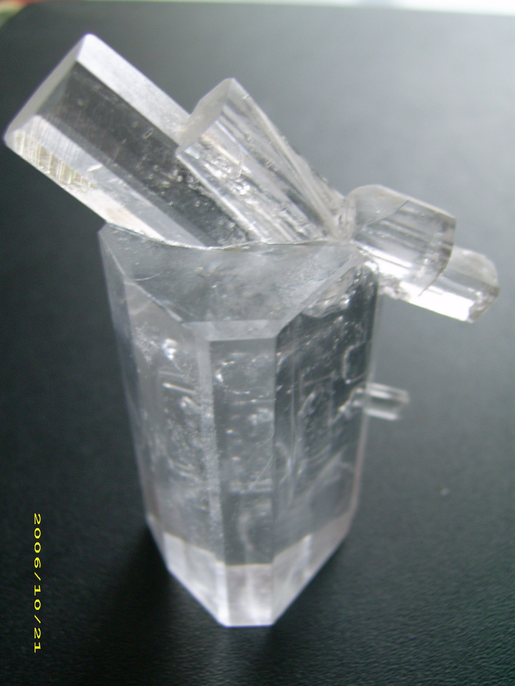 Des cristaux de sel de Seignette, l'une des premières substances ferroélectriques connues. © cristallographie.free.fr 