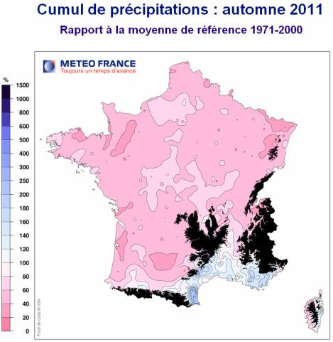 La France a connu un automne 2011 exceptionnellement chaud, extrêmement sec sur une grande partie du pays. Les pluies de l’automne ont été très contrastées. Elles ont été nettement excédentaires sur les zones méditerranéennes, mais très largement déficitaires partout ailleurs. Dans l’Ouest, le Sud-Ouest et le Nord-Est, les déficits de précipitations ont été souvent supérieurs à 50 %, parfois même à 60 %. Les régions en noir sur la carte sont les reliefs montagneux. Le cumul des précipitations est exprimé en pourcentage : en rose, un pourcentage nul signifie un déficit de précipitation, en bleu un excès de précipitation. © Météofrance, cc by-nc-sa-2.0 