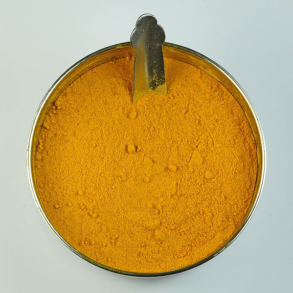 La curcumine, extraite du curcuma, se retrouve dans l'alimentation puisqu'elle est utilisée en tant que colorant jaune, avec la référence E100. En plus d'empêcher la formation d'agrégats d'alpha-synucléine dans la maladie de Parkinson, la curcumine a des propriétés antiseptiques et anti-inflammatoires. © Sanjay Acharia, Wikipédia, cc by sa 3.0