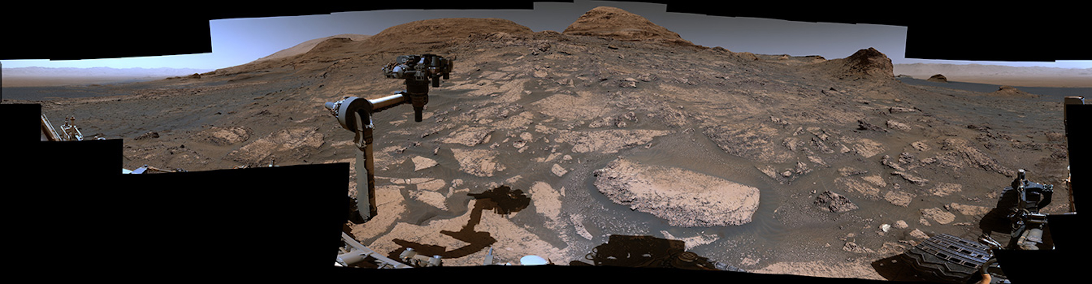 Le 3 juillet 2021, près de neuf ans après s’être posé à la surface de Mars, le rover de la Nasa Curiosity renvoyait vers la Terre les 129 images qui ont permis de construire ce magnifique panorama. © Nasa, JPL-Caltech, MSSS