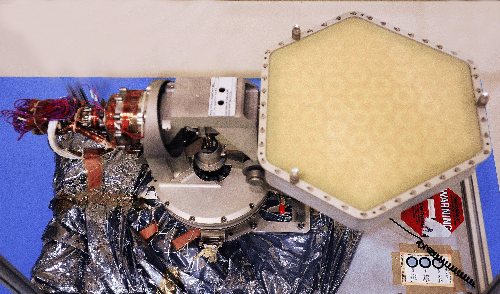 Antenne à grand gain construite par Astrium. Bien qu'elle soit capable d'envoyer directement ses données vers la Terre, Curiosity profitera d'être à portée des orbiteurs de la Nasa, pendant 8 minutes chaque jour, pour transférer jusqu’à 250 mégabits de données. © Nasa/JPL-Caltech