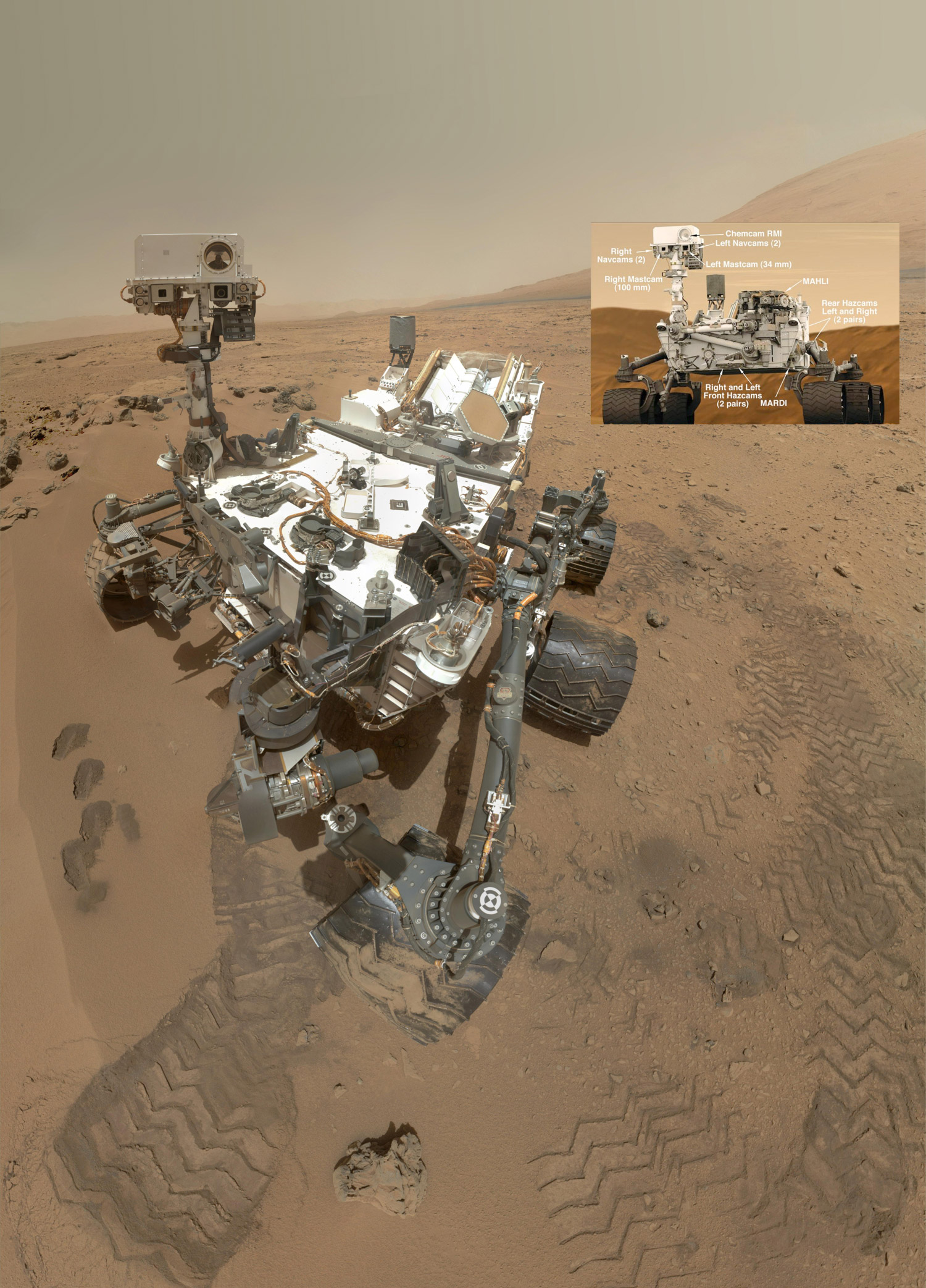 Avec une masse de 900 kg, dont 80 de charge utile (10 instruments), Curiosity est de loin le rover le plus grand et le plus ambitieux de toutes les précédentes missions qui ont foulé Mars. Il est bien plus lourd que les 10,5 kg du Sojourner de Mars Pathfinder (1997) et les 170 kg des Spirit et Opportunity de la mission Mer (2004). On le voit ici sur une image composite, résultant de l'assemblage de 55 prises de vue de la caméra Mahli. Le bras porteur de cet instrument ne figure pas sur l'image mais la caméra est visible dans le télescope de ChemCam, tout en haut.&nbsp;© Nasa/JPL-Caltech/Malin Space Science Systems