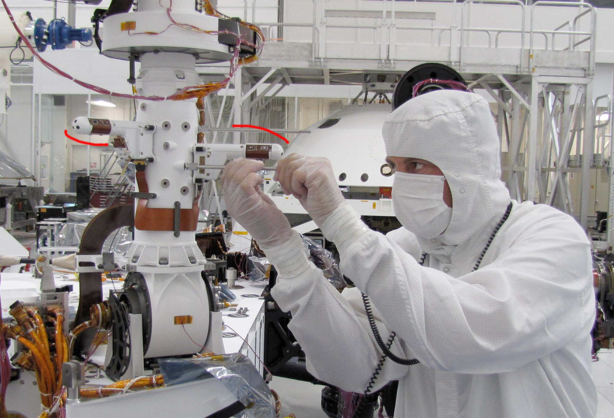 Installation sur le mât du rover Curiosity de deux capteurs de la station météorologique Rems&nbsp;(Rover Environmental Monitoring Station). D'autres capteurs sont installés sur la plateforme du rover. © Nasa/JPL-Caltech