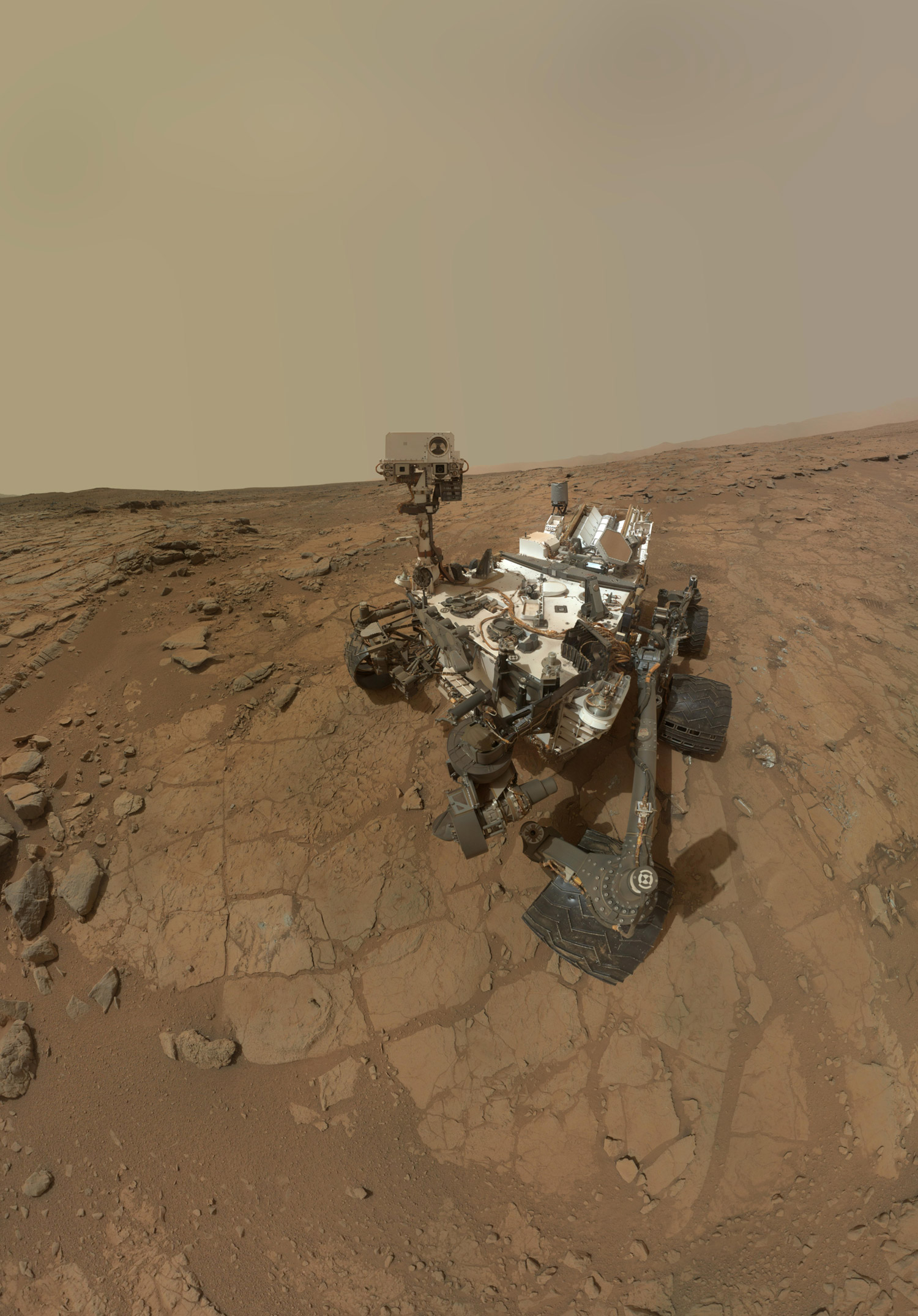 Autoportrait du rover Curiosity, réalisé avec une série d'images (d'où l'absence du bras robotisé portant l'appareil photo), acquises lors du sol 177. L’ordinateur B prend le relais de l’ordinateur A, le temps que les équipes au sol résolvent son problème de mémoire. © Nasa, JPL-Caltech, MSSS
