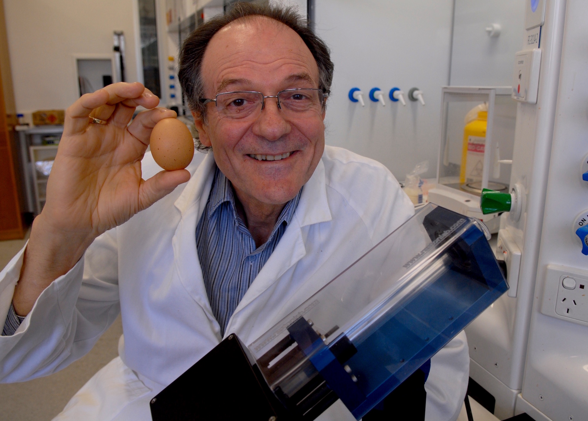 En septembre 2015, Colin Raston, professeur de chimie à l'université Flinders, en Australie, remportait un prix Ig Nobel pour sa machine à décuire les œufs durs. © Flinders University