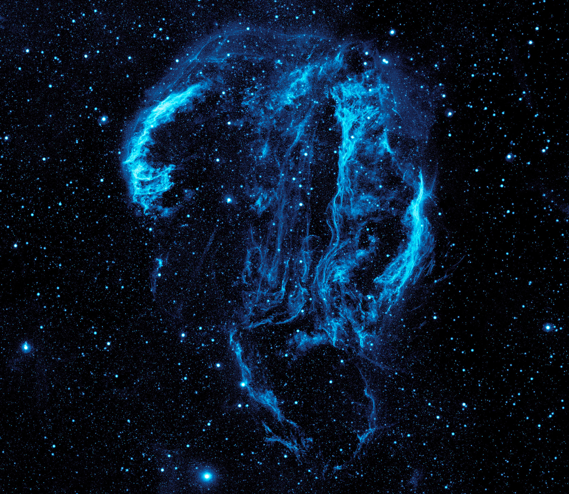 Les Dentelles du Cygne — ici dans l’ultraviolet —, ce qui reste de l’explosion en supernova d’une étoile, fascinent les chercheurs. Ils ont étudié l’évolution de l’un des bords de la structure sur 20 ans grâce au télescope spatial Hubble © Nasa, JPL/Caltech